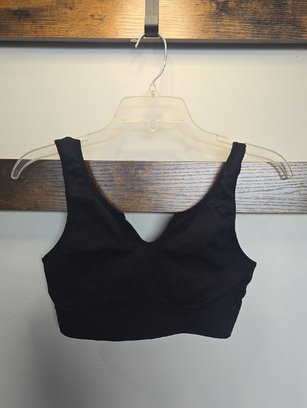 Black Seamless V-Neck Sports Bra - L